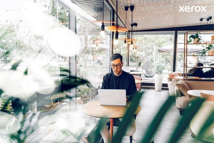 Un homme travaille avec diligence sur son ordinateur portable dans un café animé, immergé dans ses tâches au milieu d'un environnement animé. Un homme travaille avec diligence sur son ordinateur portable dans un café animé, immergé dans ses tâches au milieu d'un environnement animé.
