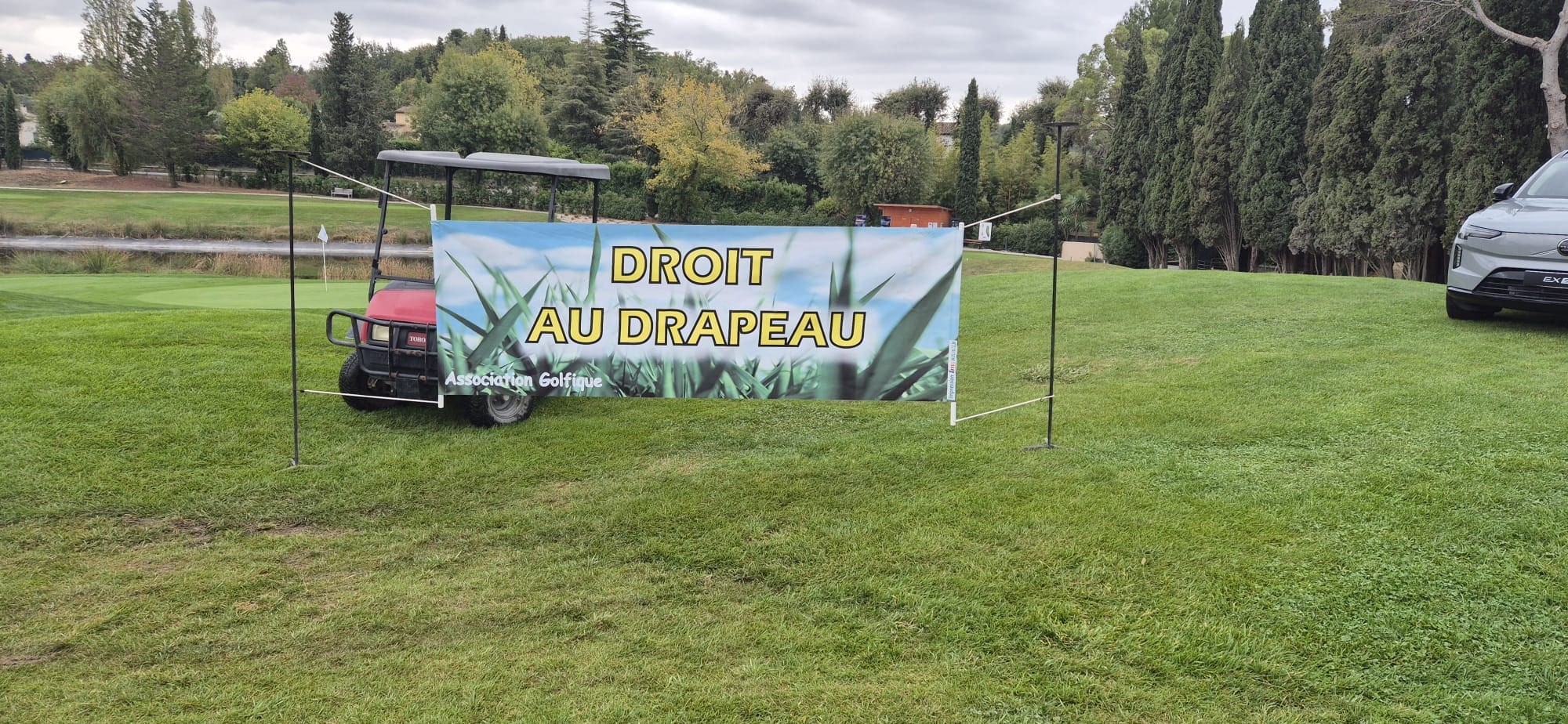 SRE partenaire de la comp&eacute;tition Droit au Drapeau, ChatGPT a dit&nbsp;:

Sous un ciel l&eacute;g&egrave;rement voil&eacute; mais dans une atmosph&egrave;re chaleureuse, le Golf de la Grande Bastide &agrave; Grasse a accueilli, le 3 octobre, une nouvelle &eacute;dition du Droit au Drapeau, r&eacute;unissant les professionnels du droit autour d&rsquo;une journ&eacute;e sportive et conviviale sur le green.